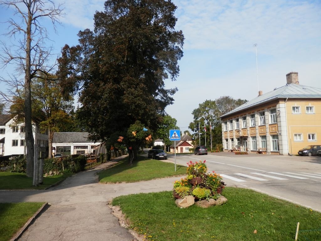 Bijušais universālveikals, tagadējā Neretas novada domes ēka (pa labi), otrpus ielai — bijušās kolhoza darbnīcas. 
Autors: Evita Apiņa