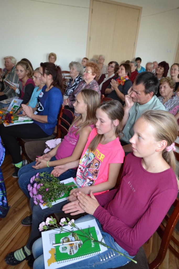 PAR MEITENI ar saules viļņiem matos savā dzejā raksta Sintija Silagaile (no labās). 
Autors: Sandra Pumpure