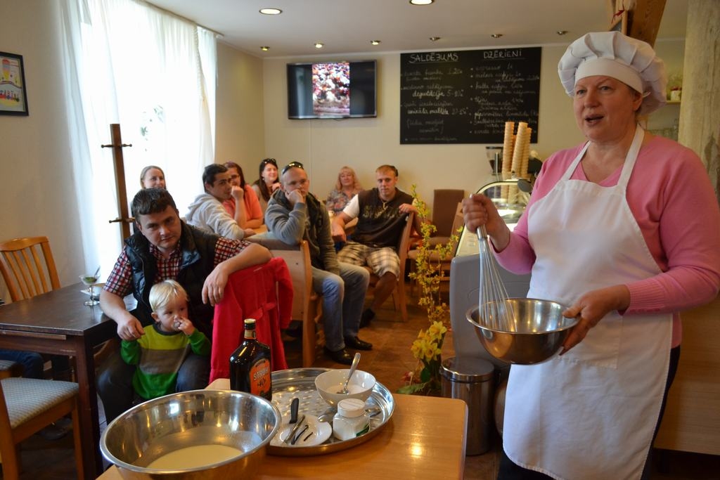 Apmeklētājiem stāstot par sasaldētā ēdiena vēsturi, Dzidra Sotniece 10 minūšu laikā no olām, saldā krējuma, cukura, vaniļas un  ruma pagatavoja plombīra saldējumu, kuru pēc pusstundas katrs varēja arī nogaršot.