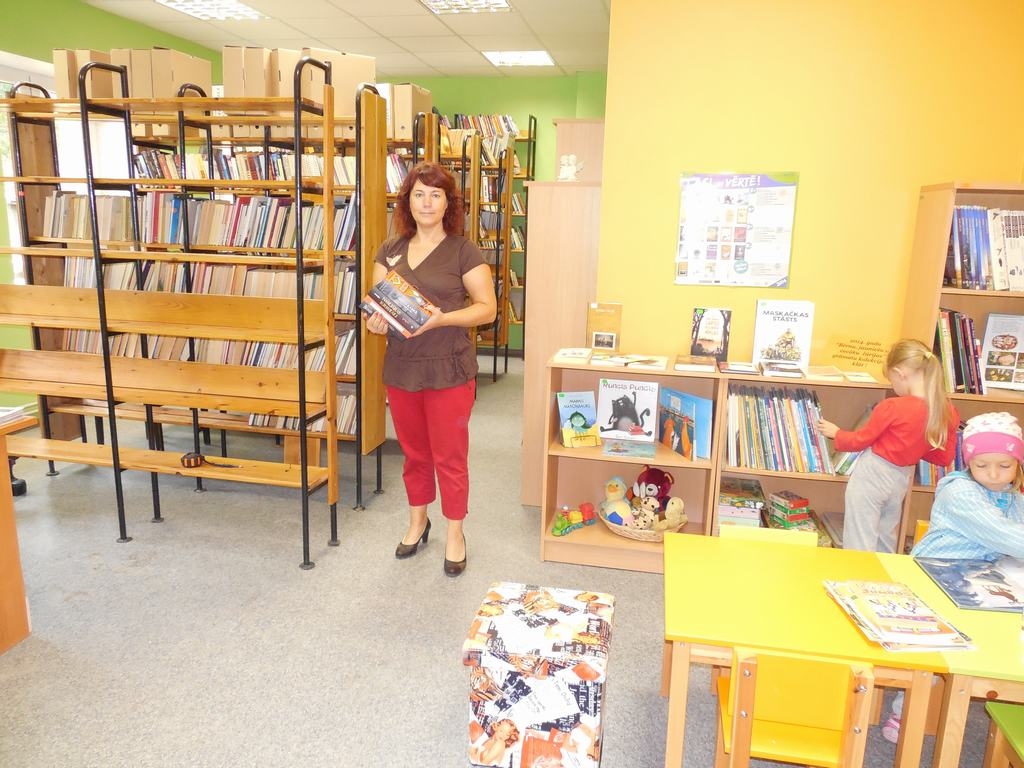 PLAUKTOS NOVIETO GRĀMATAS. Gatavojoties akreditācijai, Kristīnei Rullei bija daudz darba. 