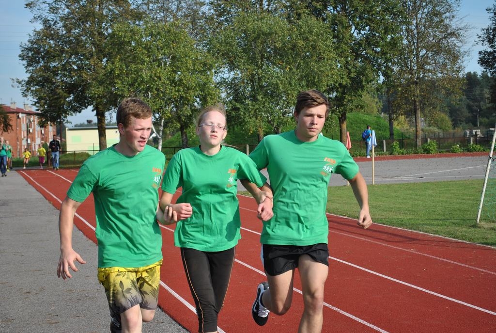 Komandas darbs. Dalībnieki atbalstīja viens otru un palīdzēja komandas biedrēm šķērsot finiša līniju.
Autors: Ginta Grincēviča