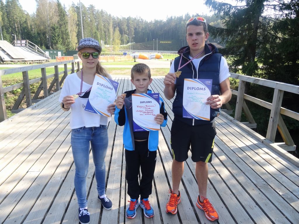 UZVARĒTĀJU TRIJOTNE. Patrīcija (no kreisās), Edijs un Ralfs Eiduki. 

Autors: Anita Eiduka 