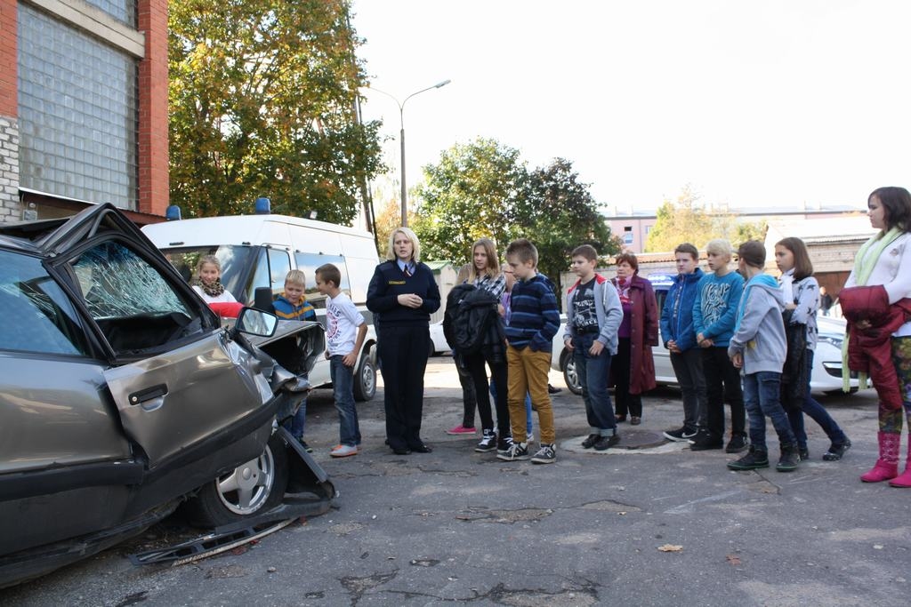 UZSKATĀMS PIEMĒRS. Aizkraukles pilsētas sākumskolas 5. klases audzēkņi policijas pagalmā pārliecinājās, kādas var būt ceļu satiksmes noteikumu neievērošanas sekas. Viņi arī interesējās, kāpēc automašīna sadursmē ir saplacināta tieši šādi — te valda fizikas likumi.         
Autors:  Guna Mikasenoka