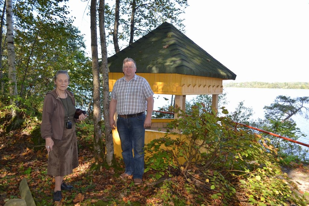 Novērtē dabā. Ainavu arhitekte Ilze Māra Janelis un Staburaga pagasta pārvaldes komunālās daļas vadītājs Jānis Koļčs. 
Autors: Līga Patmalniece