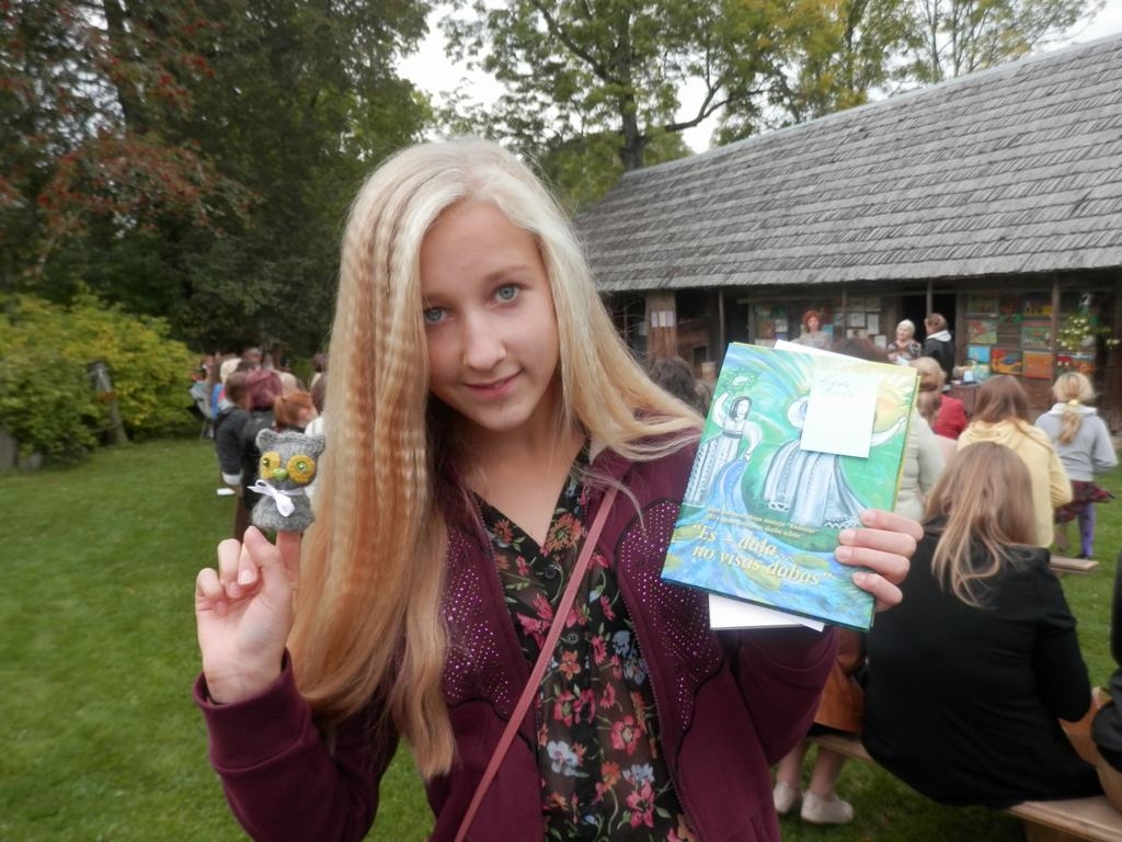 VIENA NO LAUREĀTIEM. Neretas Jāņa Jaunsudrabiņa vidusskolas skolniece Erīda Cepurīte 6. klases grupā ieguva pirmo vietu. 

Autors: no Neretas Jāņa Jaunsudrabiņa vidusskolas arhīva 