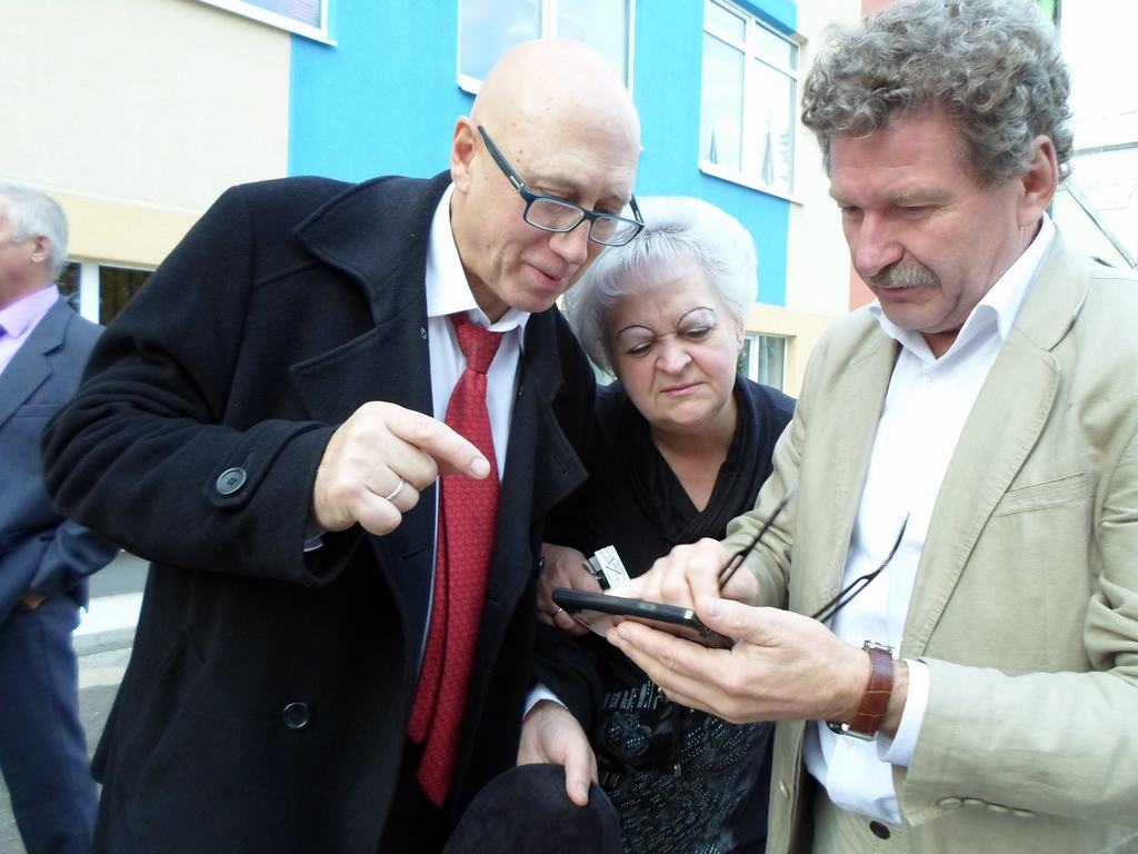 KURA LABĀKA? Atlasot nule fotografētās bildes, spriež Vilnis (no labās), Anitra un Edvīns.
Autors: Ināra Sudare