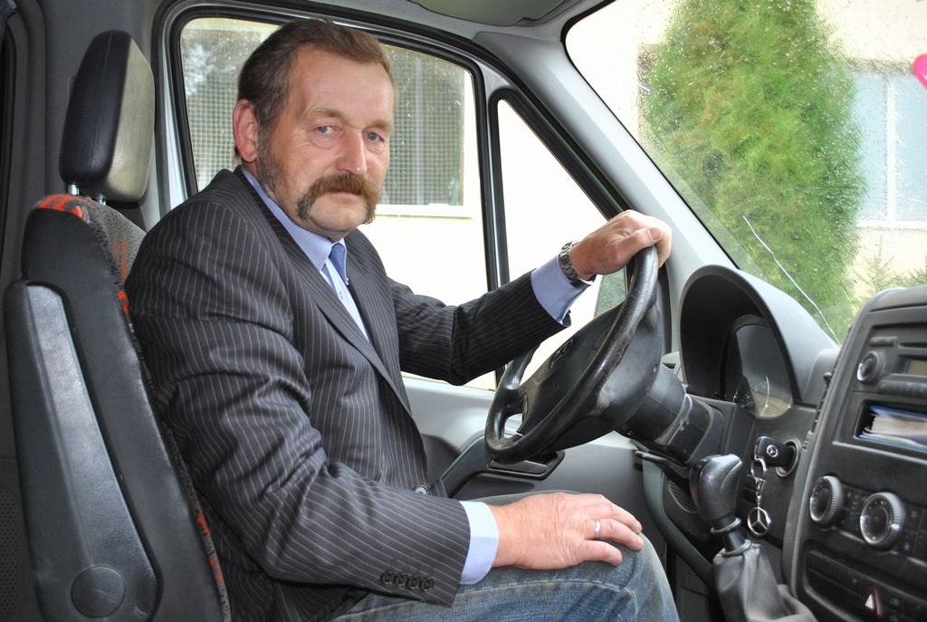 autovadītājs ar pieredzi. Sunākstietis Aivars Baltruns pie stūres sēž jau 42 gadus.                                                                        
Autors:   Imants Kaziļuns 