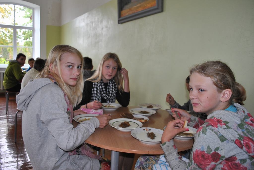 Garšo labi. Sunākstes pamatskolas jaunāko klašu bērni par viņiem atvēlēto pusdienu naudu saņem arī augļus — banānus, apelsīnus, nektarīnus, melones vai kādu citu, ko var apēst pēc pusdienu laika.                                                                                                                                
Autors: Imants Kaziļuns