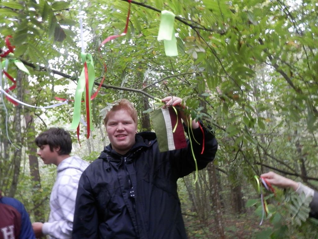 PĪLĀDZIS SĒLIJAS KRĀSĀS. Neretas Jāņa Jaunsudrabiņa vidusskolas 
9. klases skolēns Mikus Andersons Muldenieku pilskalnā zibakcijas laikā sien lentītes Sēlijas karoga krāsās.

Autors: no Neretas Jāņa Jaunsudrabiņa vidusskolas arhīva 