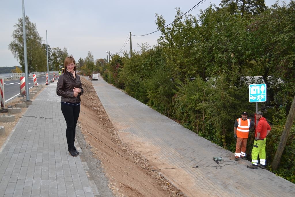 IEGUVUMU DAUDZ. Evija Šteina—Lodziņa pie Zaļās noras ceļa, kas no jaunjelgaviešu iemītas takas pārtop par ērtu, plašu ietvi gājējiem un velosipēdistiem. 
Autors: Evita Apiņa
