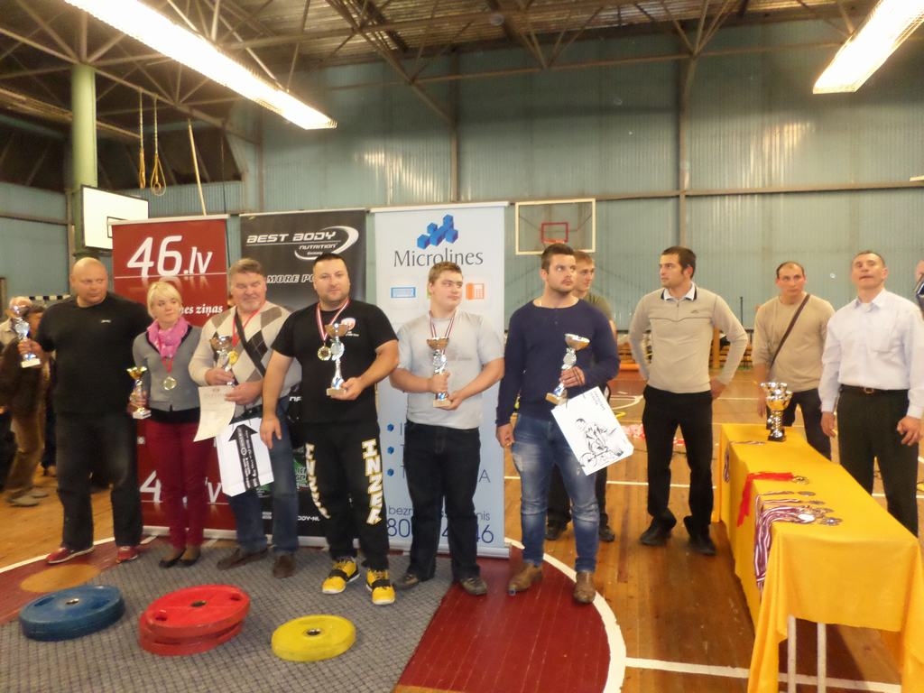 LABĀKIE. Dainis Reinholds (trešais no kreisās) un  Oļegs Kudrjavcevs (piektais no kreisās) ieguva pirmo vietu arī absolūtajā vērtējumā savā grupā.                                                       
Autors: no Kudrjavcevu ģimenes albuma