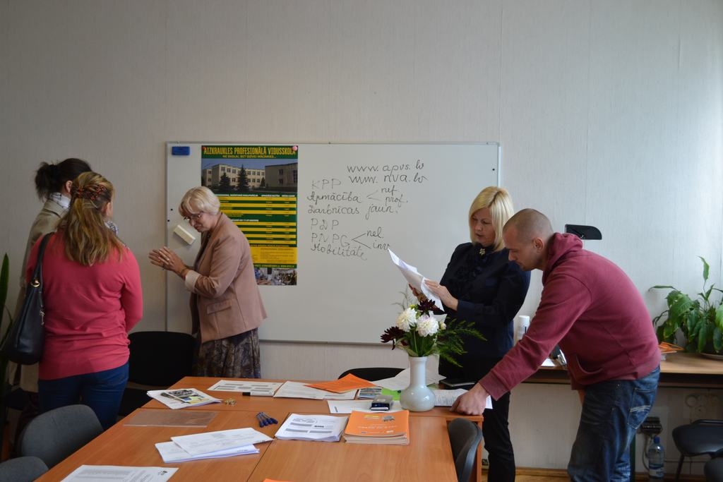 PALĪDZĒS UN IETEIKS. NVA Aizkraukles filiāles karjeras konsultante Aldona Britāne (no kreisās) un koordinējošā eksperte Vija Kazāka arvien atvērtas darbam ar jauniešiem. 
Autors: Evita Apiņa