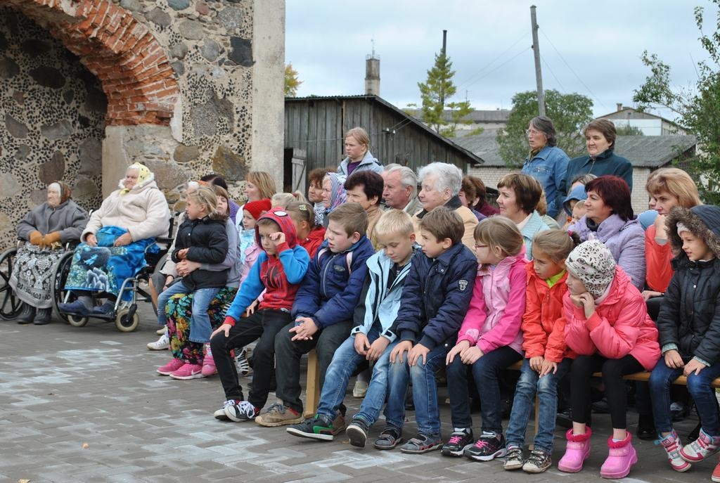 Iršu jaunā laukuma atklāšanas pasākumā. Vietējie ļaudis priecājas arī par Dzejas dienu priekšnesumiem.  
Autors: Līga Patmalniece