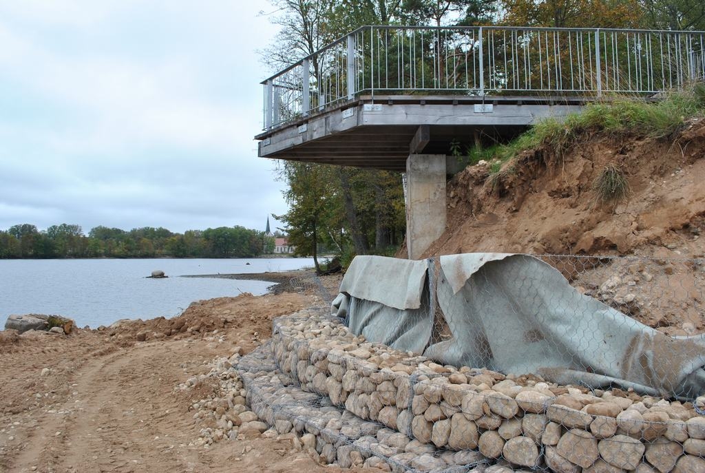 Pirmās kārtas. Akmeņiem pildītos stiepļu režģus novieto vienu uz otra, kopumā piecās kārtās. Tie sargās no erozijas krastu zem Skatu terases.

Autors: Bruno Cīrulis