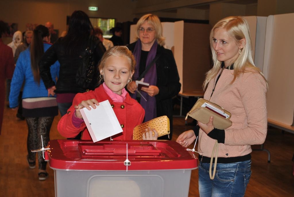 UZTIC BĒRNIEM. Daudzi vecāki aploksnes ievietošanu vēlēšanu kastē uzticēja saviem bērniem — viņi šo uzdevumu veica ar lielu prieku. 
Autors: Līga Patmalniece