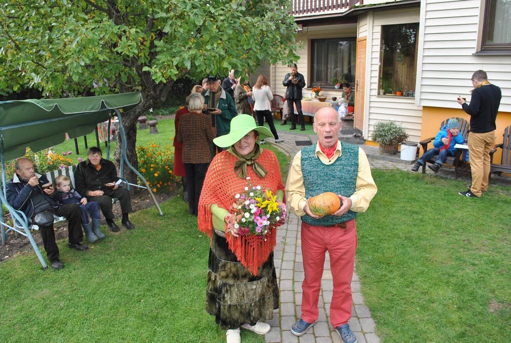 Balles saimnieki — Biruta un Aldis Jansoni. Skrīveru novada pašvaldības rīkotajā konkursā “Sakoptākā sēta 2014” par Lakstīgalu ielas Rudens ražas svētku un citu tematisko pasākumu rīkošanu piešķirta balva nominācijā  “Novada odziņa”.                                                         


Autors: Imants Kaziļuns