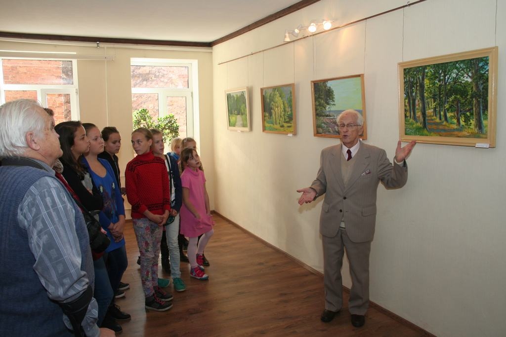 Atklāšanas pasākumā. Pa labi — filozofijas doktors mākslinieks Gustavs Bušmanis. 
Autors: Edvīns Boķis