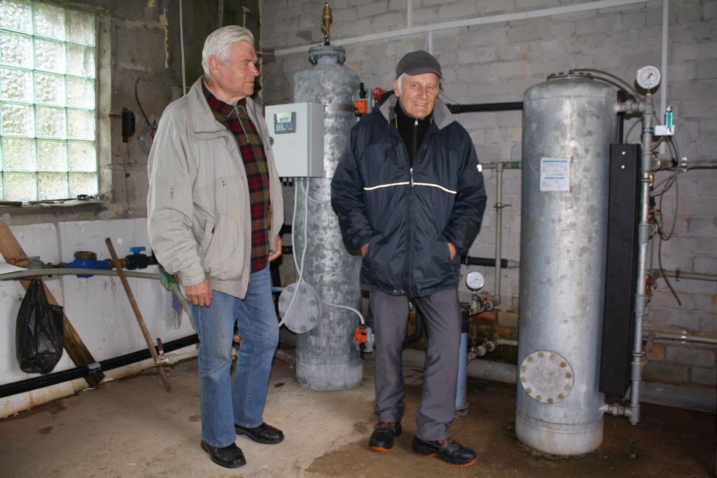 jauda palielināsies dubultā. Neretas pagasta sūkņu stacijas operators Jānis Vaičekauskis (no labās) un komunālās nodaļas inženieris Jānis Ērglis.
Autors: Imants Kaziļuns