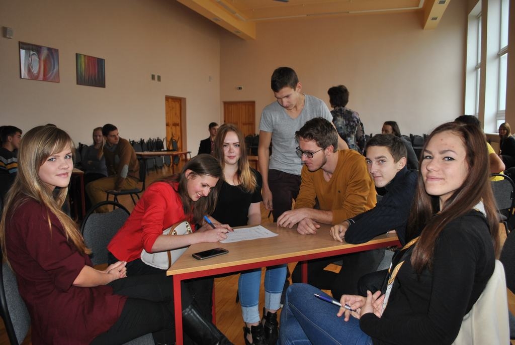 JAUNIE UZŅĒMĒJI GŪST IDEJAS. No pasniedzējas Ivetas Reinholdes jaunieši uzzināja arī to, ka viens no veiksmīgas uzņēmējdarbības pamatiem tomēr ir smags, neatlaidīgs un mērķtiecīgs darbs. 
Autors: Evita Apiņa