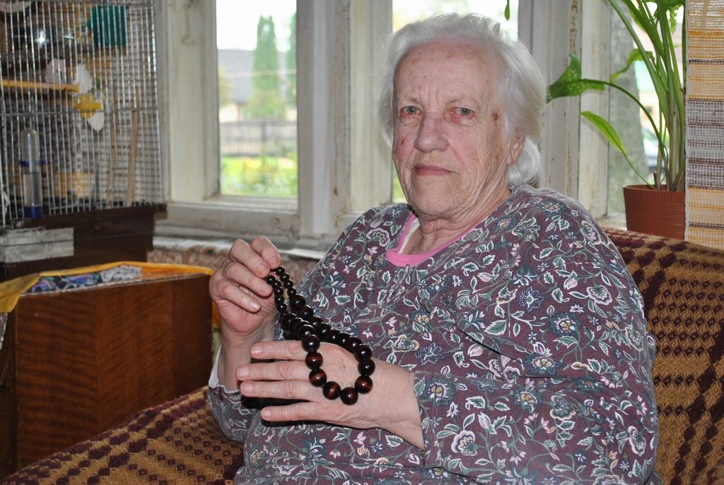 Zīdkoka krelles. “Nelaiķis Uldis Švēde no mūsu zīdkoka virpoja krelles, Skrīveros dāmām droši vien tādas vēl ir,” teic Brigita Einberga. 