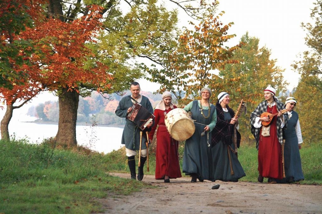 Ierakstā piedalījās “Skutelnieki”: Mārīte Gražule (no labās),  Annija Blaus, Inguna Žogota, Solvita Bērziņa, Liene Bērziņa un Uldis Bērziņš.

Autors: Publicitātes foto