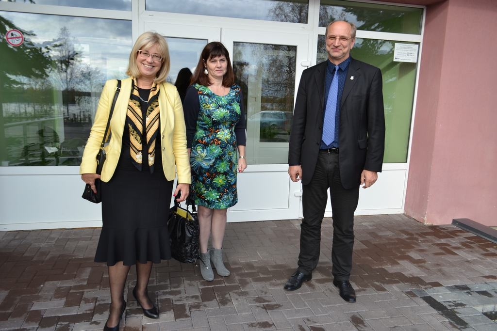 Izglītības un zinātnes ministre Ina Druviete (no kreisās), Aizkraukles Izglītības pārvaldes vadītāja Astra Siliņa un Aizkraukles novada domes priekšsēdētājs Leons Līdums pie 1. vidusskolas. 
Autors: Guna Mikasenoka