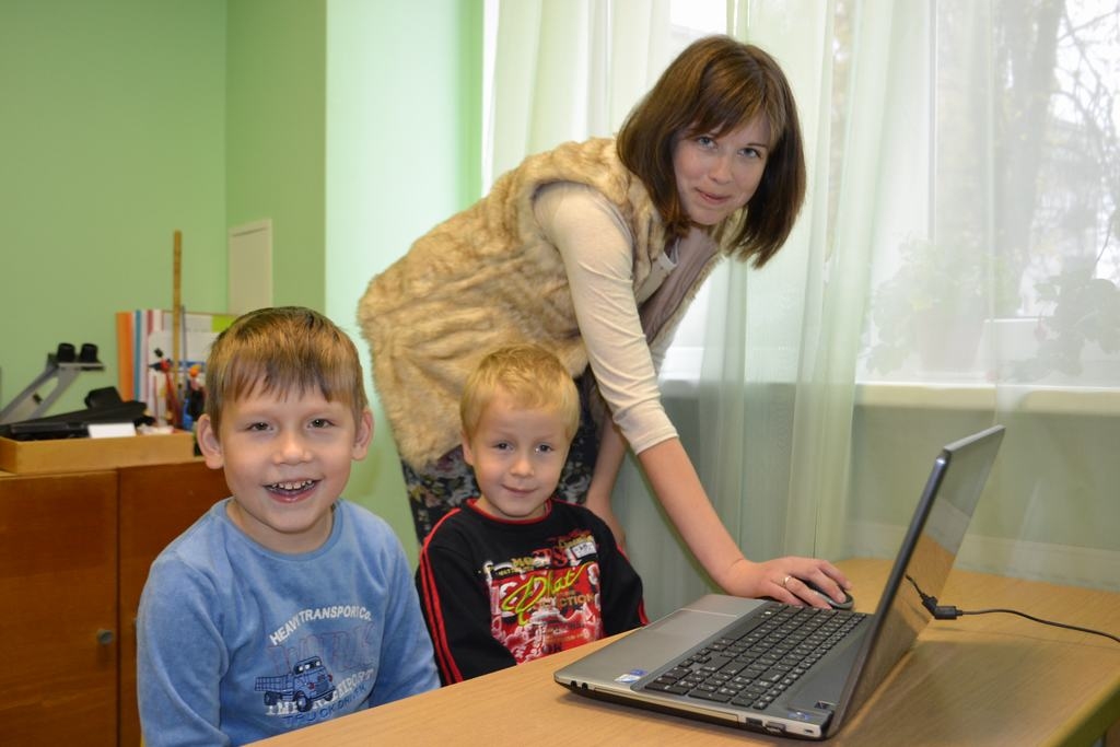 TRENIŅI KĀ ATPŪTA. Mazie “Saulītes” audzēkņi Kaspars Klišāns (no kreisās) un Jānis Toms Tenteris ar optometristi Daigu Griezi labprāt izmēģina jaunās mācību metodes. 
Autors: Evita Apiņa