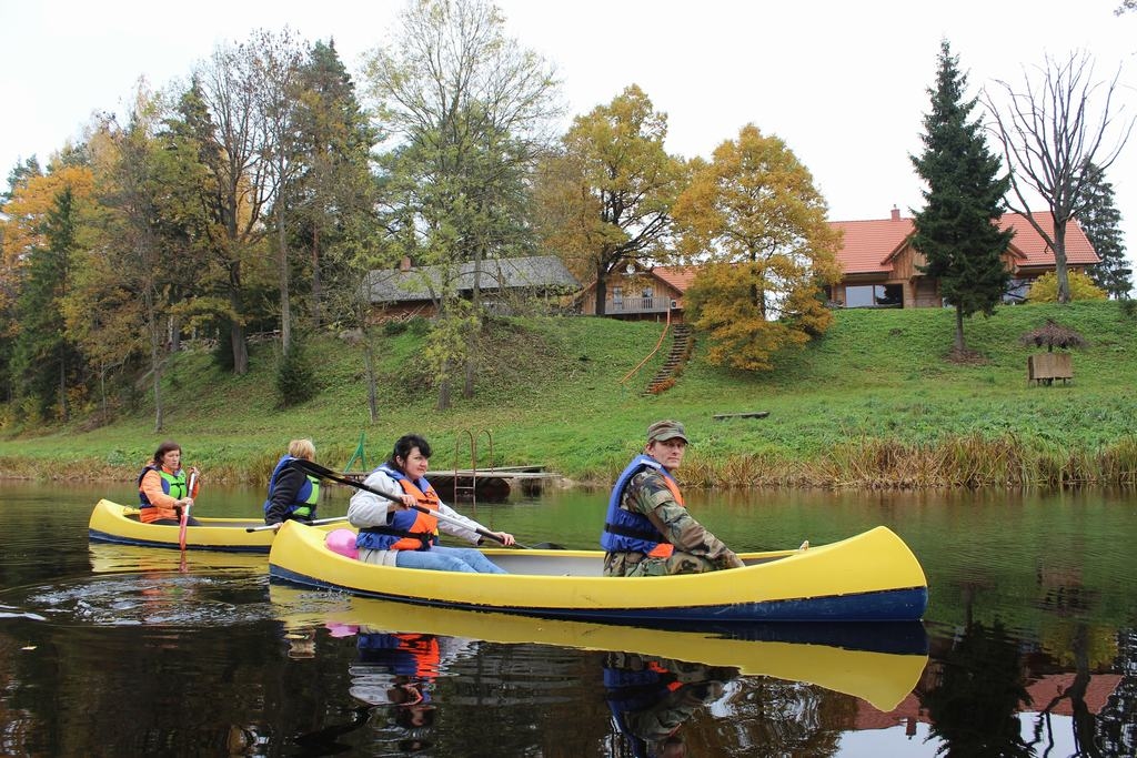 Pa Mēmeli rudenī. Pirms kāpt laivās, nodots laivinieka zvērests, katrs ūdensbraucamais nokristīts savā vārdā un par katru pat dziesma nodziedāta. 

Autors: Eva Vlasova