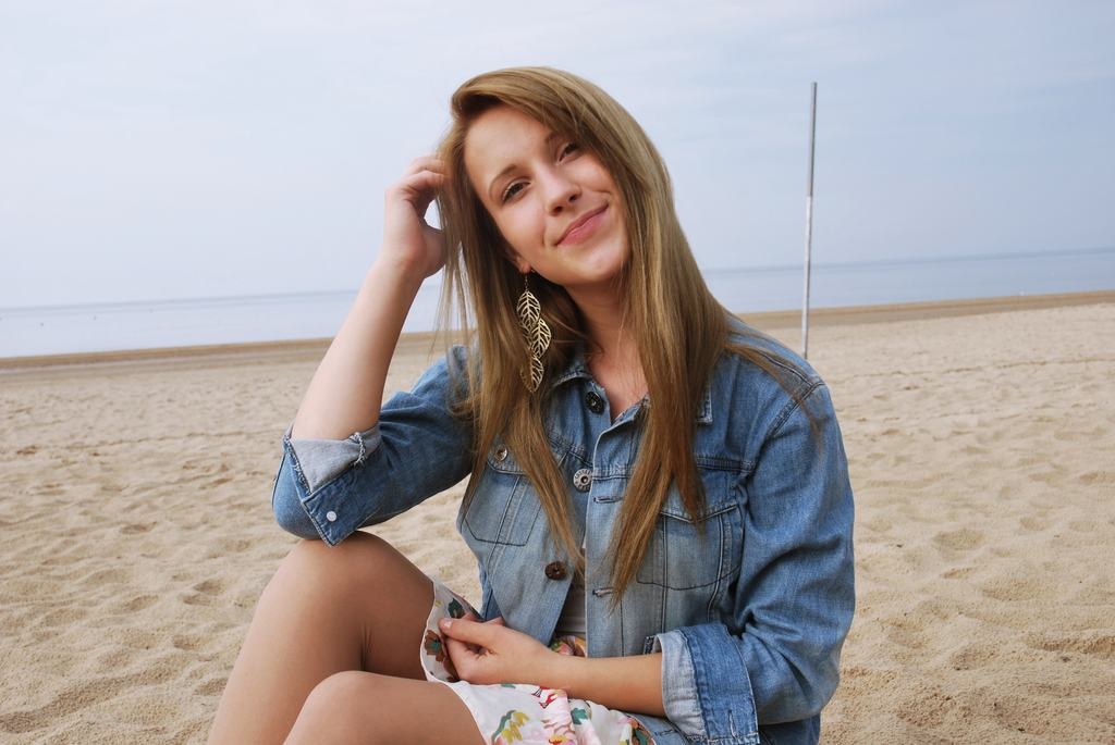 SINTIJA DZERKALE beigusi arī mūzikas skolas vijoles klasi, šobrīd vēl turpina mācības mākslas skolā. 

Autors: no Sintijas Dzerkales albuma 