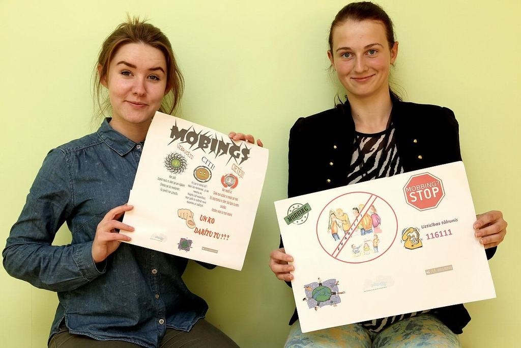 Pret vardarbību. Simona un Vendija no “Galaktikas” priecājas par Aizkraukles vakara (maiņu) vidusskolas semināra dalībnieku veikumu — diviem plakātiem.                                                             
Autors: Žanna Žaka 