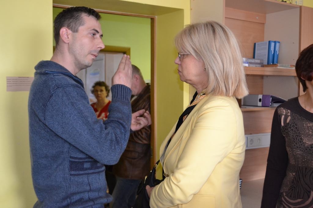 KĀPĒC? Par to, ka Aizkraukles 1. vidusskolā nav atvērta 10. klase, ir neapmierināts arī  9. klases absolventes Svetlanas tēvs Pāvels Moskaļenoks. Skolēni nesaprot, kāpēc nevarēja turpināt mācības savā skolā. No labās — izglītības un zinātnes ministre Ina Druviete.  
Autors: Guna Mikasenoka