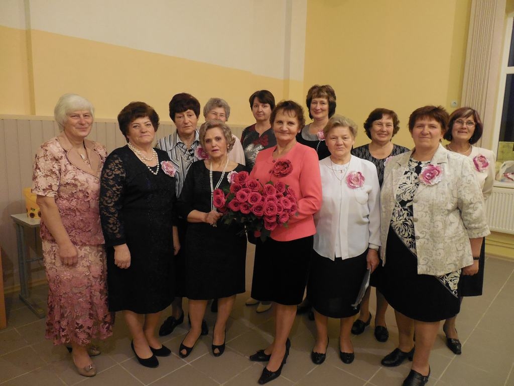 AR JAUNĪBAS ELIKSĪRU. Pasākuma apmeklētājus sveica arī Aiviekstes pagasta senioru ansambļa “Ābeļziedi” dziedātājas, no kurām liela daļa arī strādājušas padomju saimniecībā. Otrā no kreisās — Anna Jukša.
Autors: Sandra Pumpure