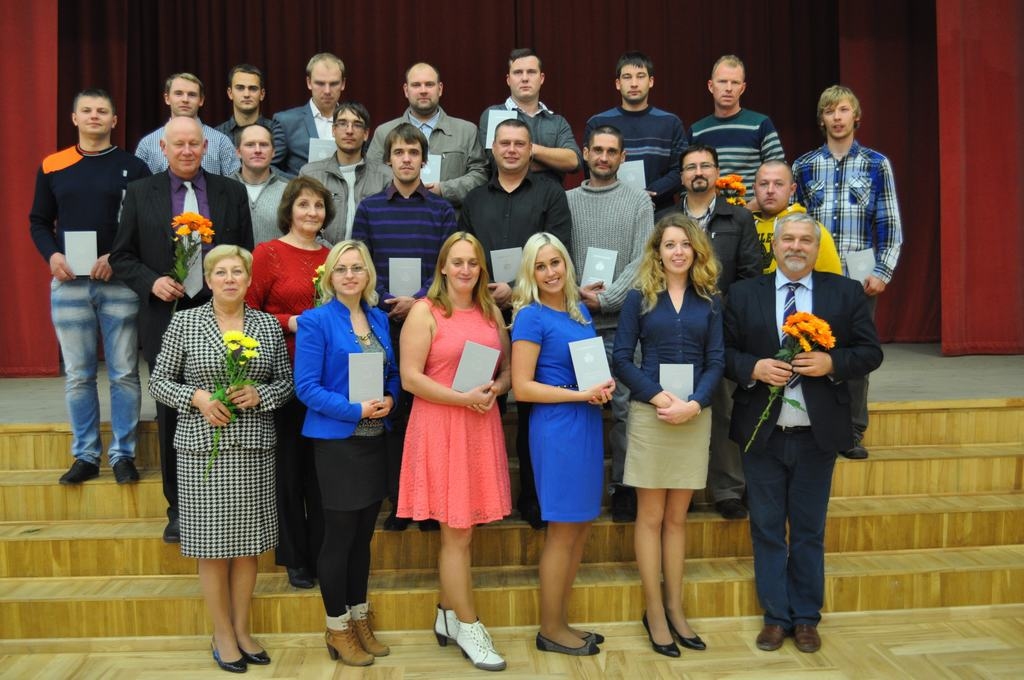 Audzēkņi un skolotāji. Lauku īpašuma apsaimniekotāji, skolotāja Anita Svoka (pirmajā rindā pirmā no kreisās) un skolas direktors Jānis Bakmanis (pirmajā rindā pirmais no labās).                         
Autors: no skolas arhīva