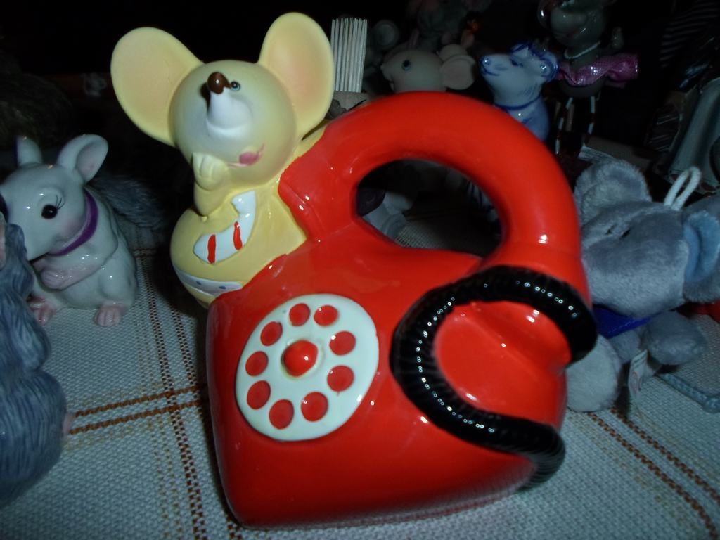 VECMODĪGA. Šī pele “iztiek” vēl ar veco tālruni. 
Autors: Ināra Sudare