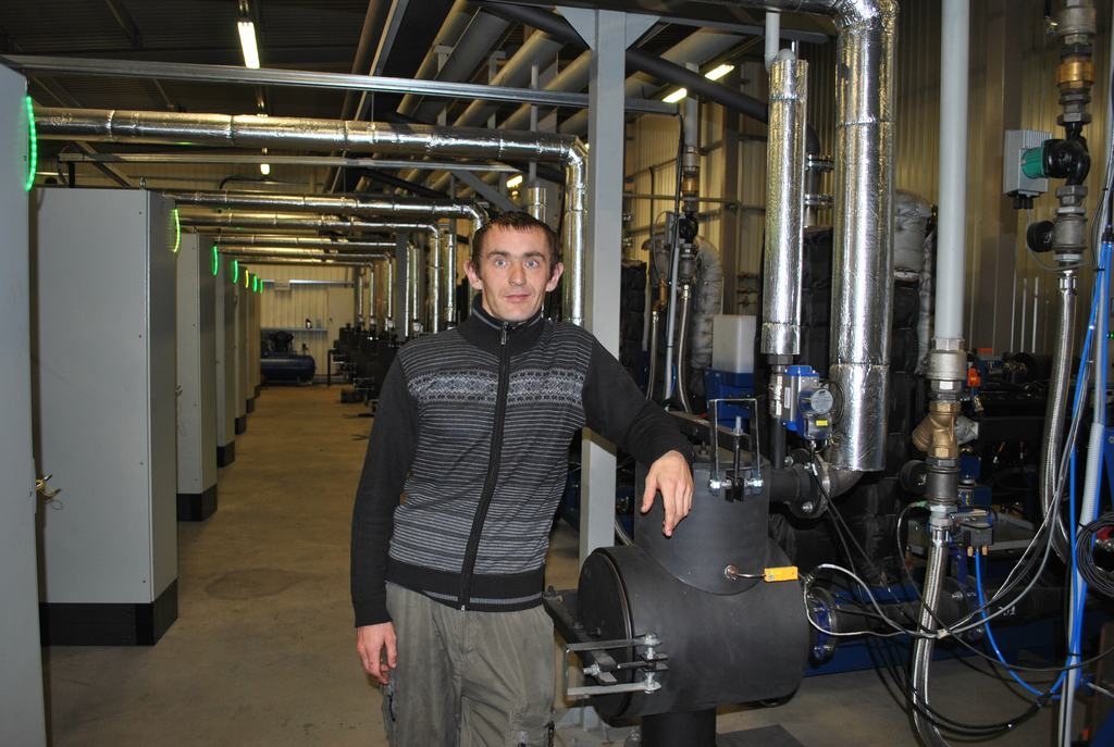 STRĀDĀ AR PILNU JAUDU. Koģenerācijas stacijas operatora Ruslana Kurnigina darbdiena aizrit pie modernajām iekārtām. 
Autors: Evita Apiņa