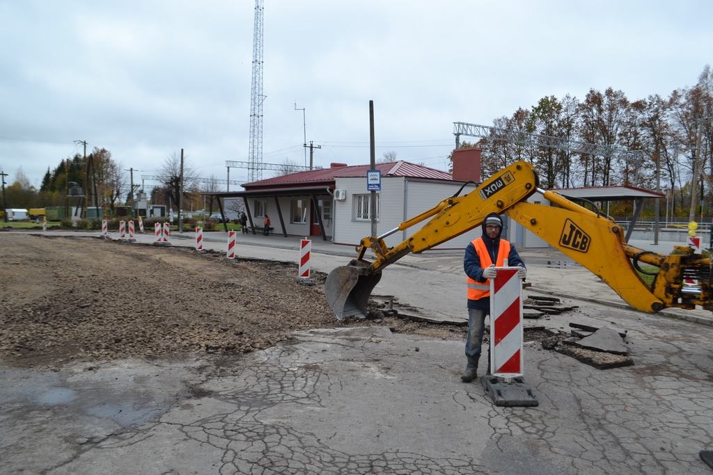 Remonts sagādās neērtības vēl pāris mēnešu. Lai gan izveidota pagaidu autobusu pietura, transporta vadītāji un pasažieri vēl izmanto iepriekšējo.
Autors: Imants Kaziļuns