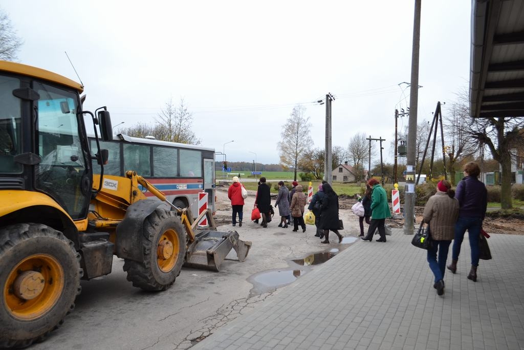 Remonts sagādās neērtības vēl pāris mēnešu. Lai gan izveidota pagaidu autobusu pietura, transporta vadītāji un pasažieri vēl izmanto iepriekšējo.
