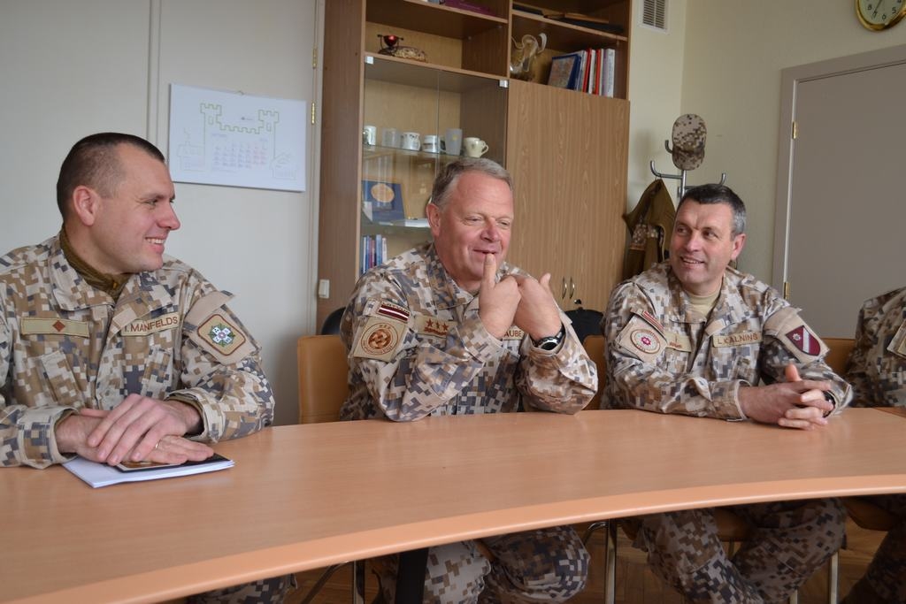 IECERĒTS DECENTRALIZĒT IEROČUS. “Ieroči zemessargiem ir jāglabā nevis pažobelē vai aizdurvē, bet gan seifā. Valstij šim mērķim vispirms jāpiešķir līdzekļi,” par ieroču decentralizāciju stāsta NBS komandieris Raimonds Graube. Līdzās — Ingus Manfelds (pa kreisi) un Leonīds Kalniņš.
Autors: Guna Mikasenoka