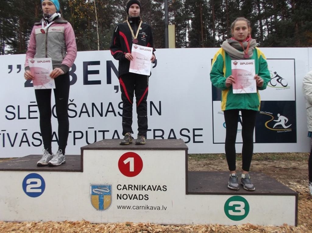 Bronzas skrējiens. Koknesiete Līna Gražule (pirmā no labās) četru kilometru distanci veica 19 minūtēs un 30 sekundēs.                                                                                             
Autors:  no Aizkraukles novada sporta skolas arhīva