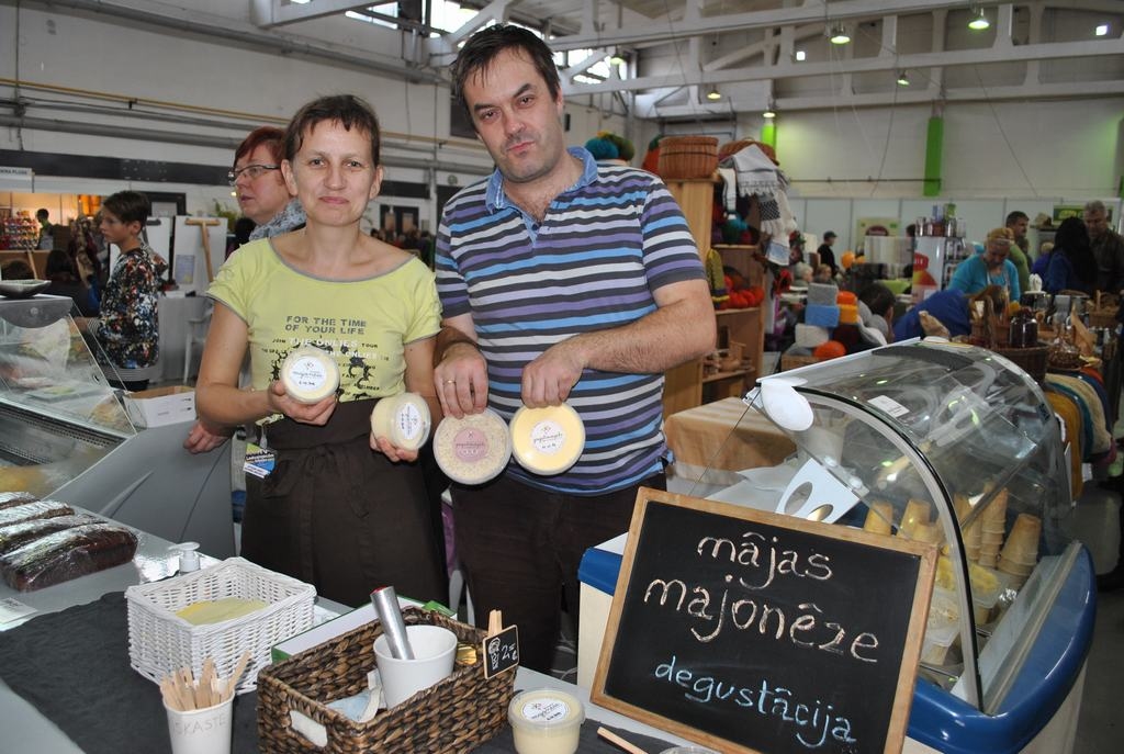 Saldējuma un majonēzes meistari Ieva un Jānis. Mājražotāji savus produktus pārdod gan vietējā tirgū Limbažu pusē, gan sestdienās Rīgā, Kalnciema tirgū.
Autors: Imants Kaziļuns