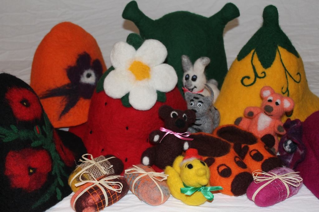 Dalās zināšanās un priekā. Savas iegūtās zināšanas un pieredzi filcēto darbu autore Evita Vīnakalne nodod tālāk, jau vairākas vasaras vadot filcēšanas nodarbības Rites tautskolā. 

Autors: no I. Liepiņas albuma