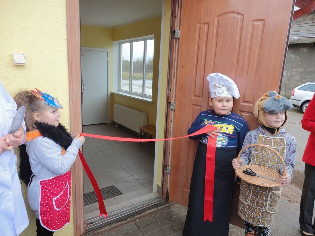 Oficiālā atklāšana. Pērses pamatskolas bērni, iejutušies latviešu tautas pasakas tēlos, palīdzēja atklāt jauno skolas ēdamzāli.
Autors: Raina Līcīte