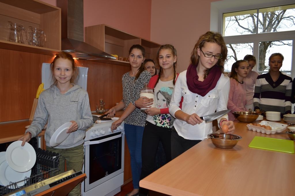 Ziemassvētkos te noteikti ceps piparkūkas, varbūt arī pīrāgus. 7. klases meitenes priecājas par jaunajām iespējām moderni aprīkotajā kabinetā.
Autors: Imants Kaziļuns