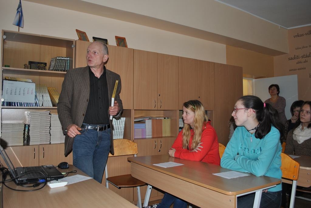 STĀSTA  PAR VĒSTURI. Kad Dainis Īvāns cīnījās par Latvijas brīvību, vakarskolas audzēkņi vēl nebija piedzimuši. 
Autors: Guna Mikasenoka