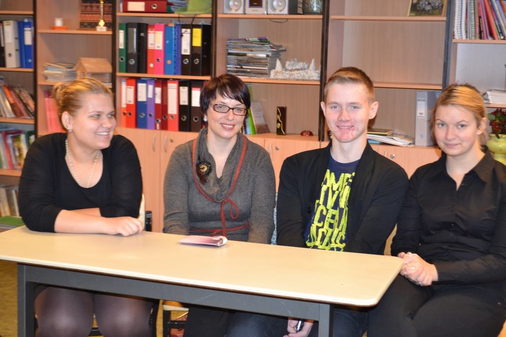 ARĪ AIZKRAUKLĒ VAJAG EIROPAS KLUBU.  “Ģimnāzijā kādreiz darbojās Eiropas klubs, un mēs tā darbību vēlamies atjaunot,” saka novada ģimnāzijas vēstures skolotāja Līga Graznoviča (otrā no kreisās). Līdzās — novada ģimnāzijas audzēkņi Sabīne Aizupiete (pirmā no labās), Austris Kļaviņš un Laura Vizule.  
Autors: Guna Mikasenoka