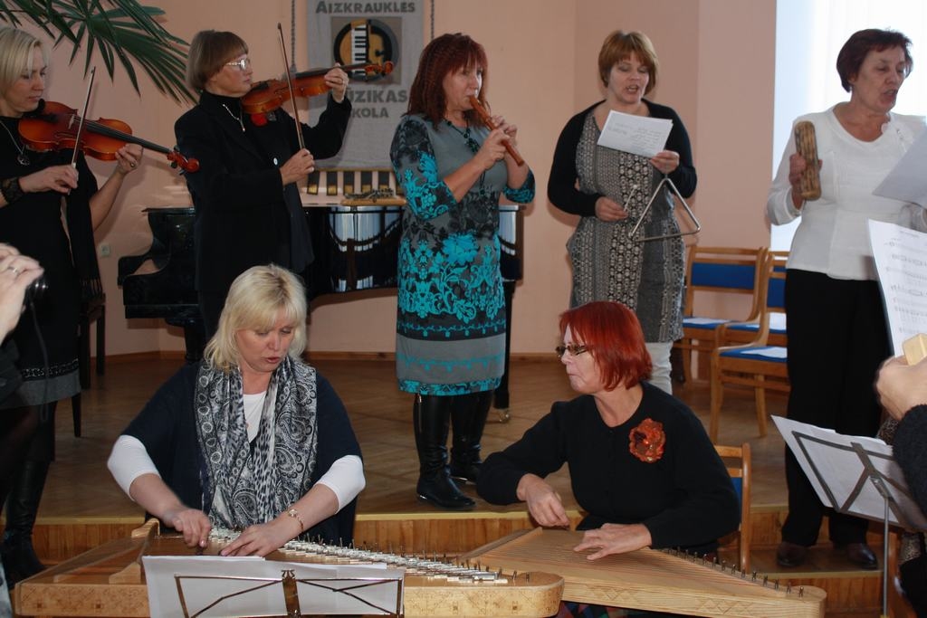 Jaunie mūziķi. Aizkraukles mūzikas skolā interesenti, pirmo reizi paņēmuši rokā kādu mūzikas instrumentu, jau pēc brīža vienojās dziesmā jaunizveidotajā orķestrī.                                                                                                                                                                                                            
Autors: Ginta Grincēviča
