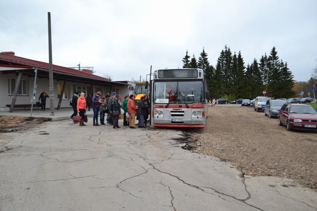 LĒTĀKS BRAUCIENS. Tiem braucējiem, kuri regulāri mēro ceļu no Aizkraukles uz Rīgu ar vilcienu, piedāvā iegādāties apvienoto biļeti un tā ietaupīt.                                                                                         
Autors:  Imants Kaziļuns