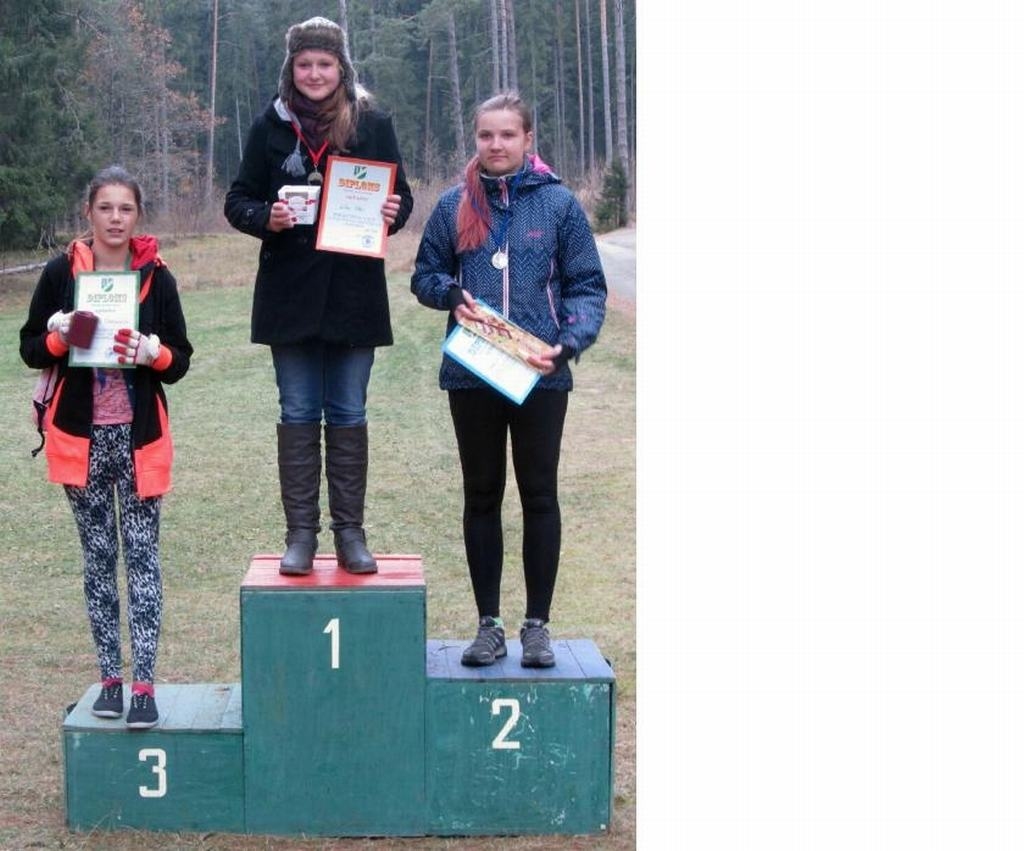 MEDAĻAS IZCĪNĪTAS. Uz goda pjedestāla arī divas pļaviņietes — 
Aleksa Dauškane (no labās) un Madara Bogdanova (no kreisās).
Autors: no “Jauju” arhīva