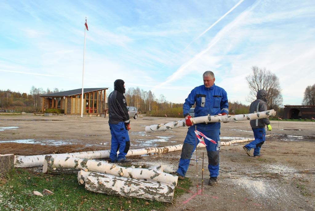 Sākums. Uzņēmuma “Dreamway” vīri sagatavo laukumu darbam.	
Autors: Imants Kaziļuns 