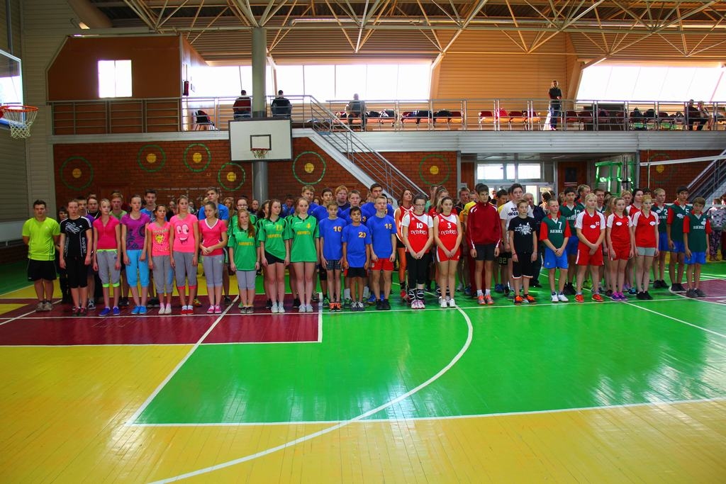 SACENSĪBU DALĪBNIEKI. Neretas, Aknīstes, Bebru un Subates sportisti pēc kausa izcīņas.        
Autors:  Mairis Dzenis